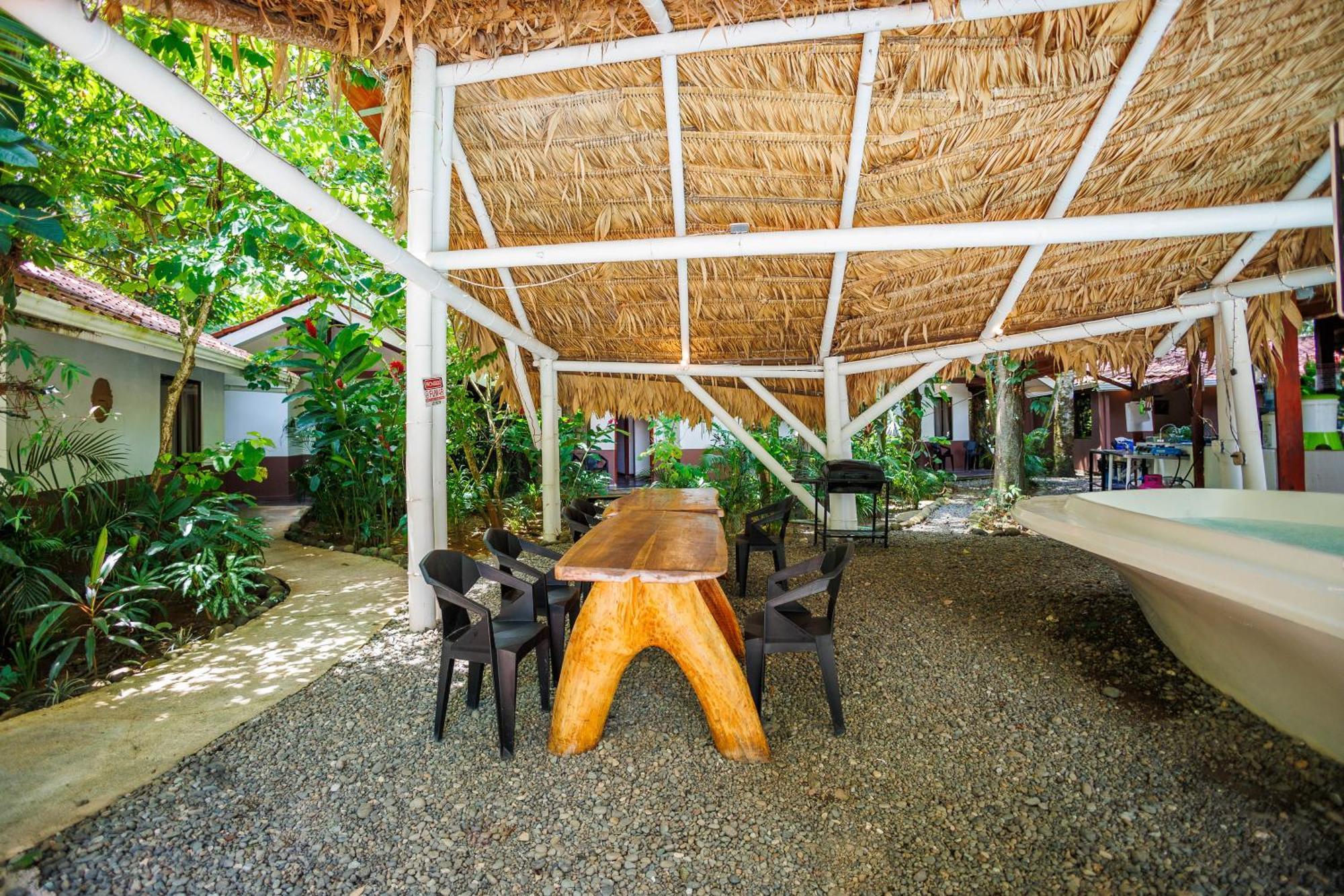 Bambutel Cocles Hotel Puerto Viejo de Talamanca Exterior photo